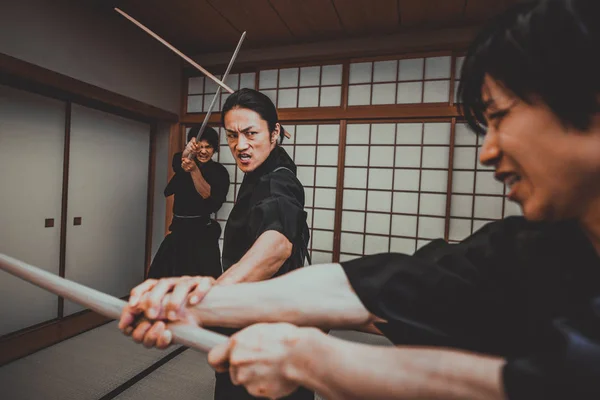 Entrenamiento samurai en un dojo tradicional, en Tokio — Foto de Stock