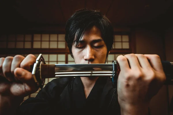 Samurai treinando em um dojo tradicional, em Tóquio — Fotografia de Stock