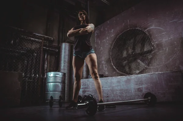 Jongeren maken van functionele training in de sportschool grungy — Stockfoto