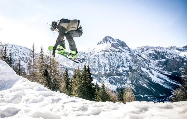 Snoboarder fazendo truques na neve — Fotografia de Stock