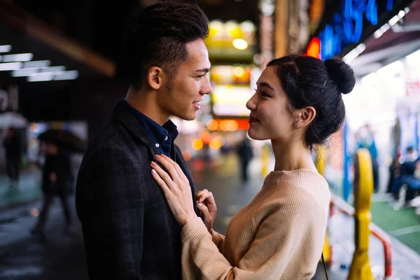 Молодий японський пара проводити час разом в Токіо Ліцензійні Стокові Фото