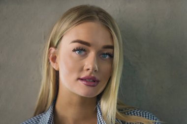 Güzel bir kadının portresi