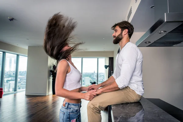 Beau couple à la maison — Photo