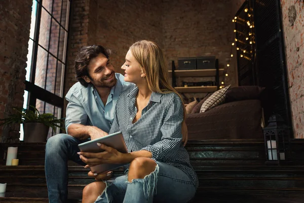 Pasangan di rumah menonton tablet — Stok Foto