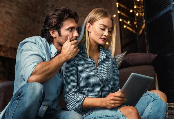 Pareja en casa viendo la tableta — Foto de Stock