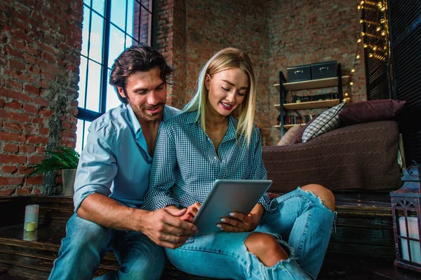 Pareja en casa viendo la tableta — Foto de Stock