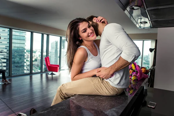 Casal bonito em casa — Fotografia de Stock