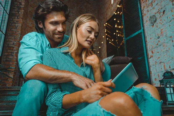 Pareja en casa viendo la tableta — Foto de Stock