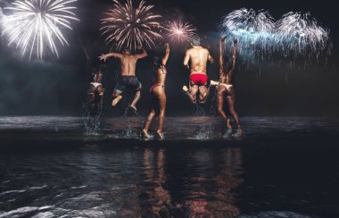 Gece banyo okyanusta arkadaş grubu