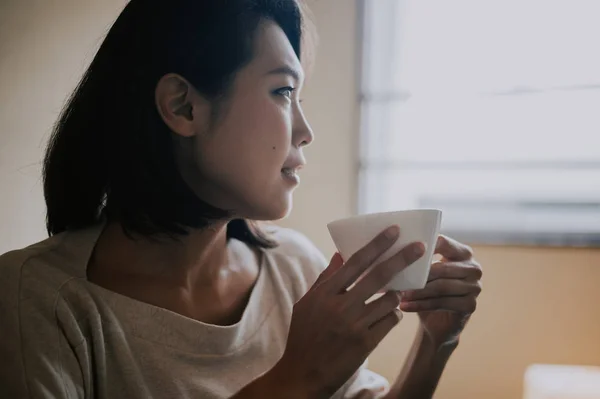 Hermosa mujer japonesa, momentos de estilo de vida en una apa tradicional — Foto de Stock