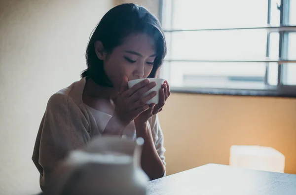 Hermosa mujer japonesa, momentos de estilo de vida en una apa tradicional — Foto de Stock