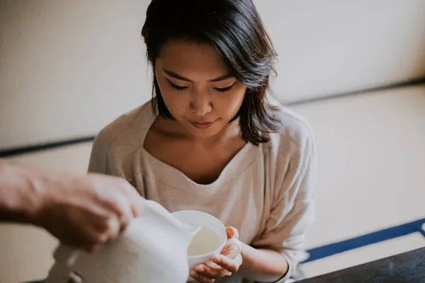 Hermosa mujer japonesa, momentos de estilo de vida en una apa tradicional — Foto de Stock