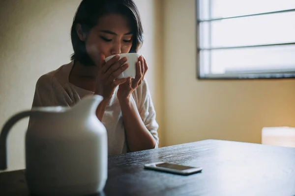 Beautiful japanese woman, lifestyle moments in a traditional apa — Stock Photo, Image