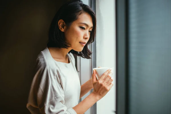 Hermosa mujer japonesa, momentos de estilo de vida en una apa tradicional — Foto de Stock