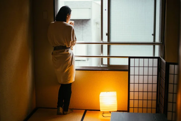 Mulher japonesa bonita, momentos de estilo de vida em uma apa tradicional — Fotografia de Stock