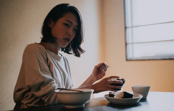 Красива японська жінка, моменти способу життя — стокове фото