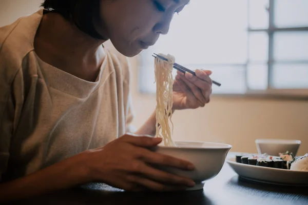 Mujer japonesa hermosa, momentos de estilo de vida — Foto de Stock