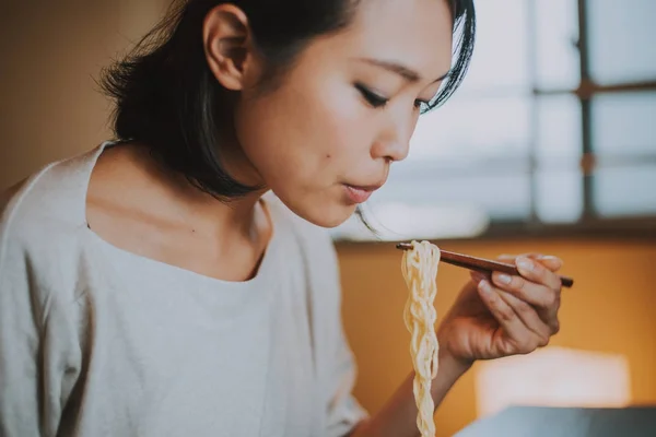Красива японська жінка, моменти способу життя — стокове фото
