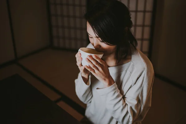 Belle femme japonaise, moments de style de vie — Photo