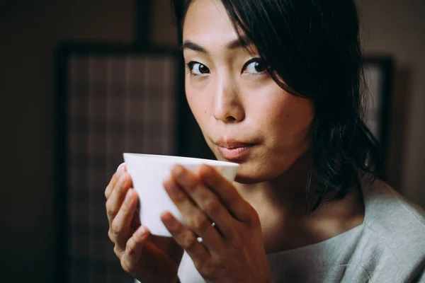 Mujer japonesa hermosa, momentos de estilo de vida — Foto de Stock