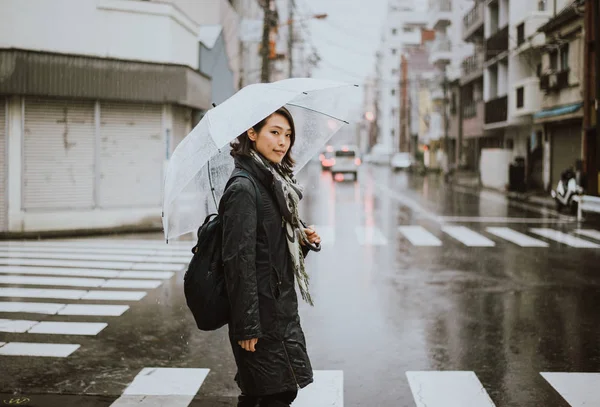 Schöne Japanerin, Lifestyle-Momente auf der Straße — Stockfoto