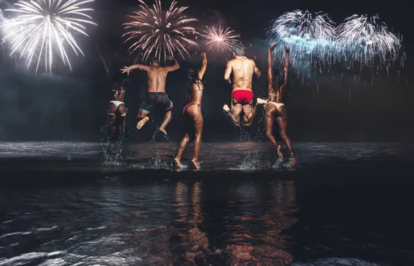 Grupp vänner tar natt bad i havet — Stockfoto