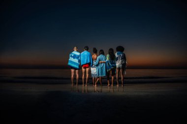 Gece banyo okyanusta arkadaş grubu