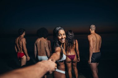 Gece banyo okyanusta arkadaş grubu