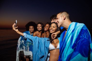 Gece banyo okyanusta arkadaş grubu