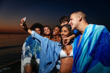 Gece banyo okyanusta arkadaş grubu