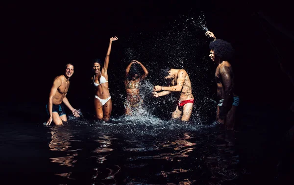 친구 밤 바다에서 목욕의 그룹 — 스톡 사진