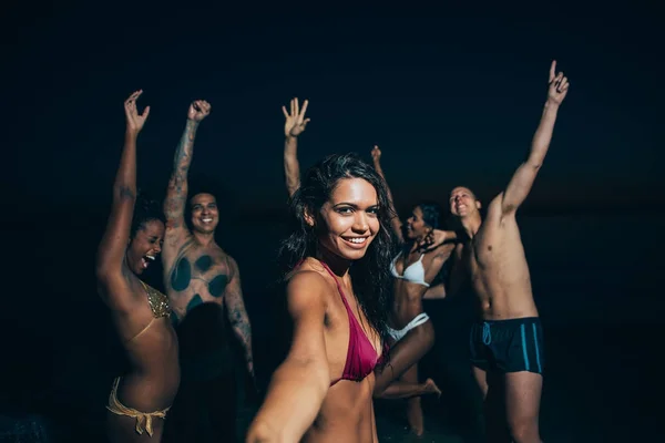 Grupo de amigos tomando banho noturno no oceano — Fotografia de Stock