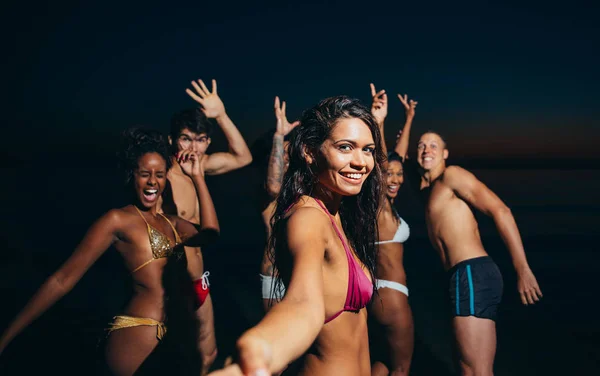 Grupa przyjaciół, noc kąpieli w Oceanie — Zdjęcie stockowe
