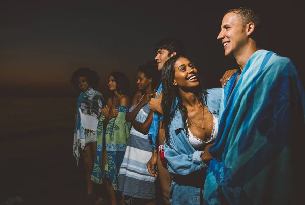 Grupp vänner tar natt bad i havet — Stockfoto