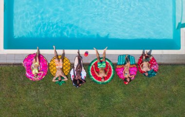 Arkadaşlar eğlenmeye bir yüzme havuzunda