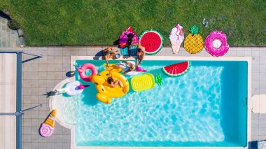 Arkadaşlar eğlenmeye bir yüzme havuzunda