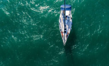 Çift yelkenli tekne