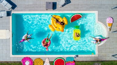 Arkadaşlar eğlenmeye bir yüzme havuzunda