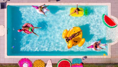 Arkadaşlar eğlenmeye bir yüzme havuzunda