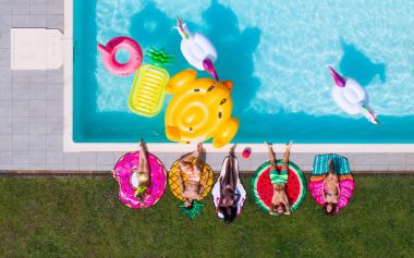 Arkadaşlar eğlenmeye bir yüzme havuzunda