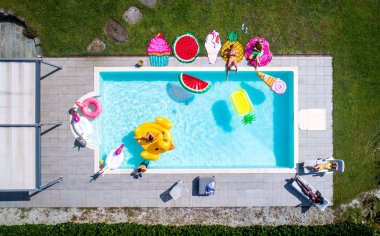 Arkadaşlar eğlenmeye bir yüzme havuzunda