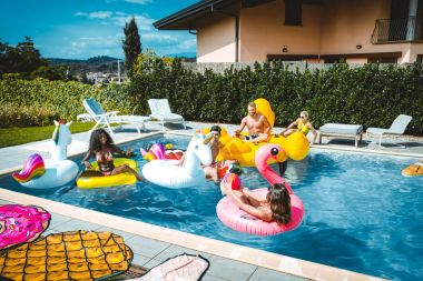 Arkadaşlar eğlenmeye bir yüzme havuzunda