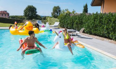 Arkadaşlar eğlenmeye bir yüzme havuzunda