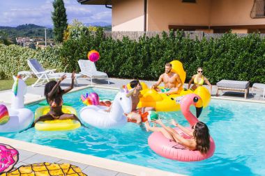 Arkadaşlar eğlenmeye bir yüzme havuzunda