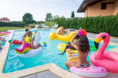 Arkadaşlar eğlenmeye bir yüzme havuzunda