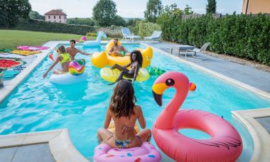 Arkadaşlar eğlenmeye bir yüzme havuzunda