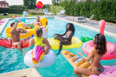 Arkadaşlar eğlenmeye bir yüzme havuzunda