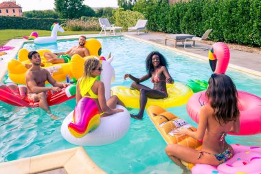 Arkadaşlar eğlenmeye bir yüzme havuzunda