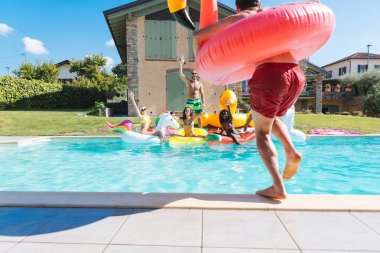 Arkadaşlar eğlenmeye bir yüzme havuzunda