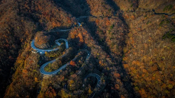 Nikko 's kurvenreiche Straße im Herbst, Japan — Stockfoto